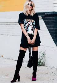 botas altas negras con camiseta rockera