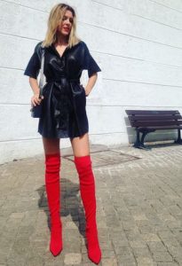 bota rojas con vestido de polipiel negro mujer