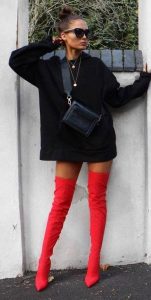 combinar botas rojas mujer y sudadera negra