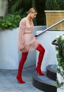 botas rojas altas con vestido rosa