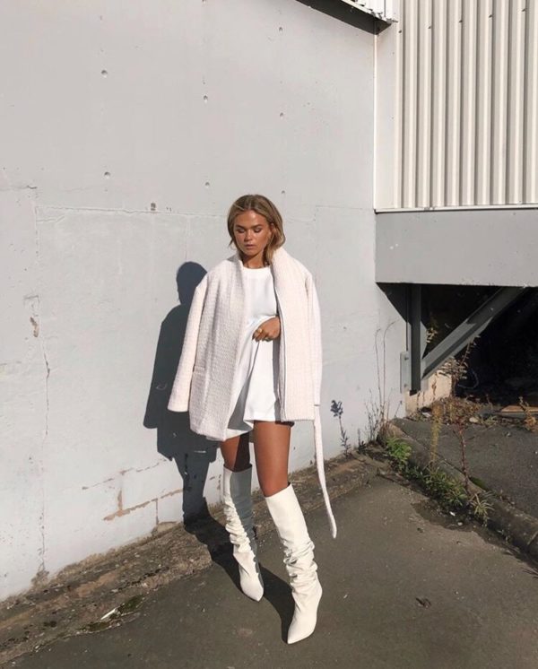 Botas blancas con vestido blanco