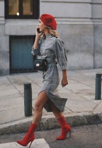 vestido gris cuadro con bota rojas mujer