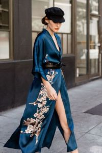 kimono azul y dorado