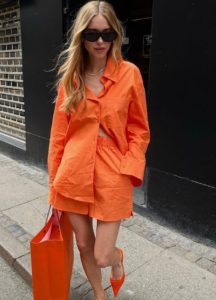 mujer combinando ropa naranja