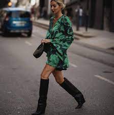 chica con botas negras y vestido verde