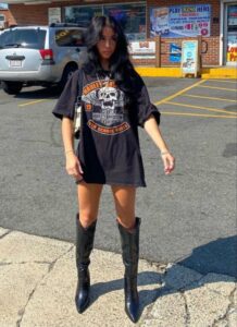 chica con camiseta rock y botas camperas