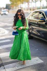 chica con vestido verde y bolso azul