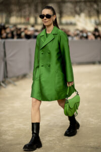 mujer con abrigo verde y botas