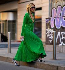 mujer con vestido verde y zap