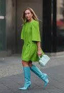 señora con vestido verde y botas azul