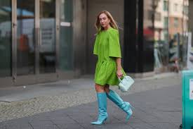 señora con vestido verde y botas azul