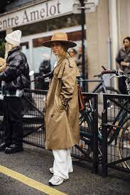 chica con trench