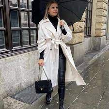 chica con trench blanco