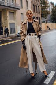 chica con trench camel