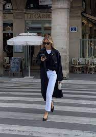 mujer con pantalon blanco y zapatos