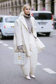 mujer con abrigo blanco