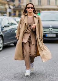 mujer con trench beige