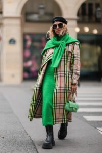 mujer con trench burberry