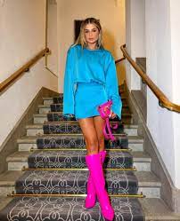 chica con botas rosas y vestido azul
