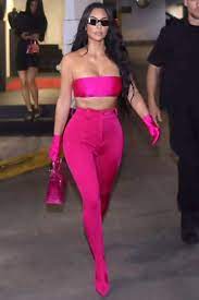 kim kardashian con botas rosas