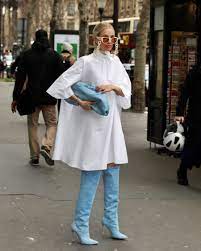 mujer con camisa blanca y botas azules
