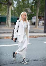 mujer con vestido y blazer blancos