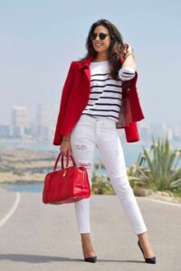 mujer con blusa rayas y blazer roja