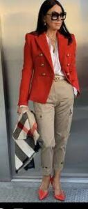 señora con pantalon beige y blazer roja
