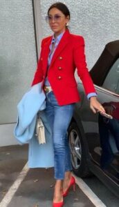 señora con jean y blazer roja