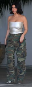 Kourtney Kardashian con pantalon militar cargo