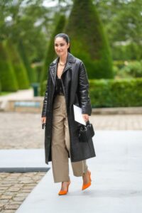 chica on pantalon cargo y trench