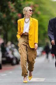 mujer con blazer amarilla y pantalon cargo