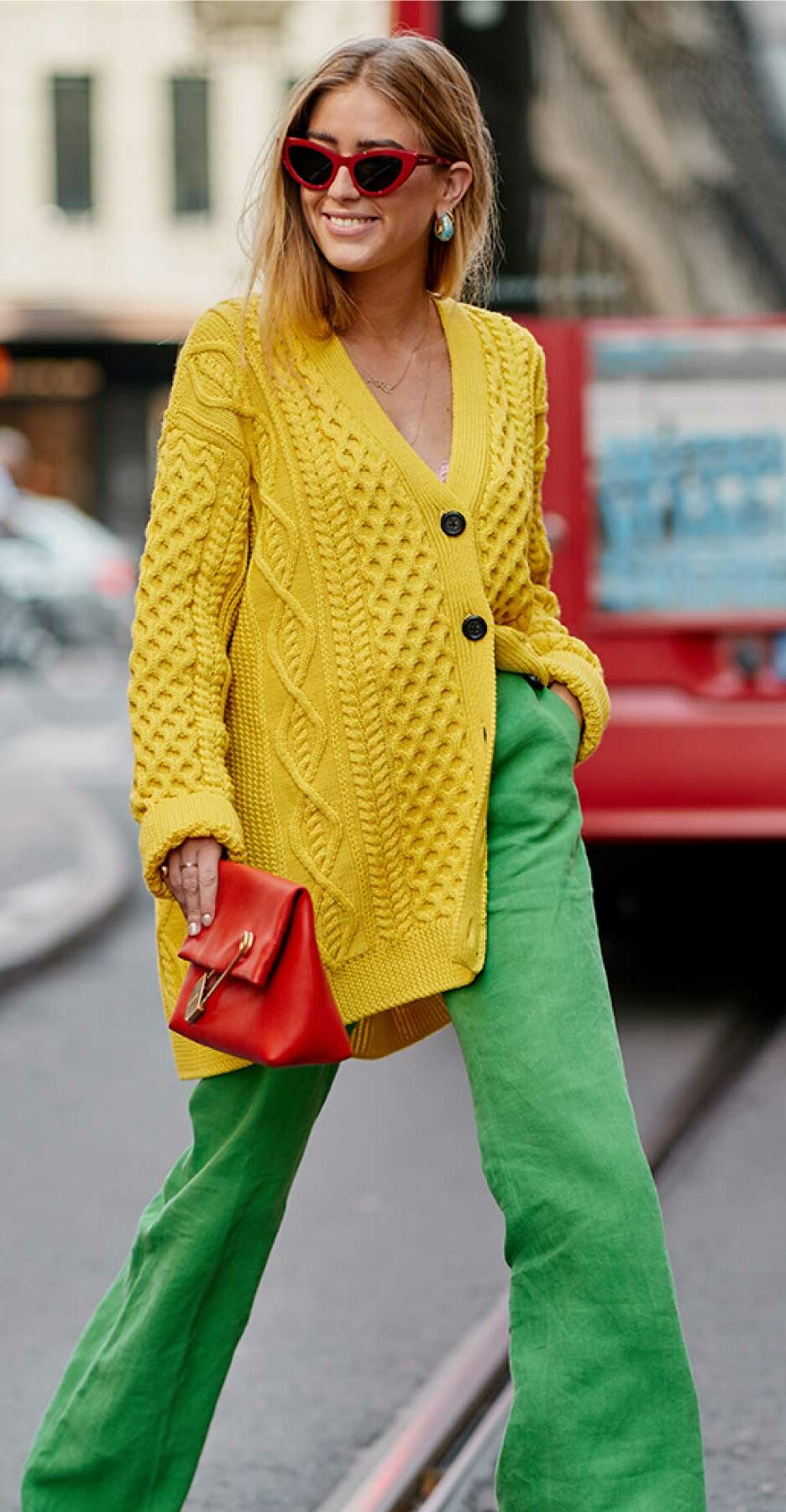 Outfit falda amarilla  Combinar colores ropa, Ropa de moda, Ropa
