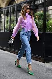 mujer con blusa lila y jeans