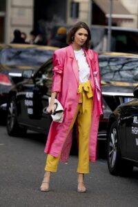mujer con trench rosa