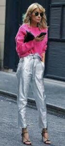 mujer con jersey rosa y pantalon plata