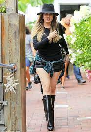 khloe kardashian con botas negras polaina