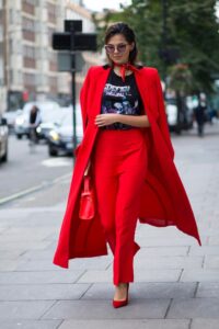 mujer con traje rojo
